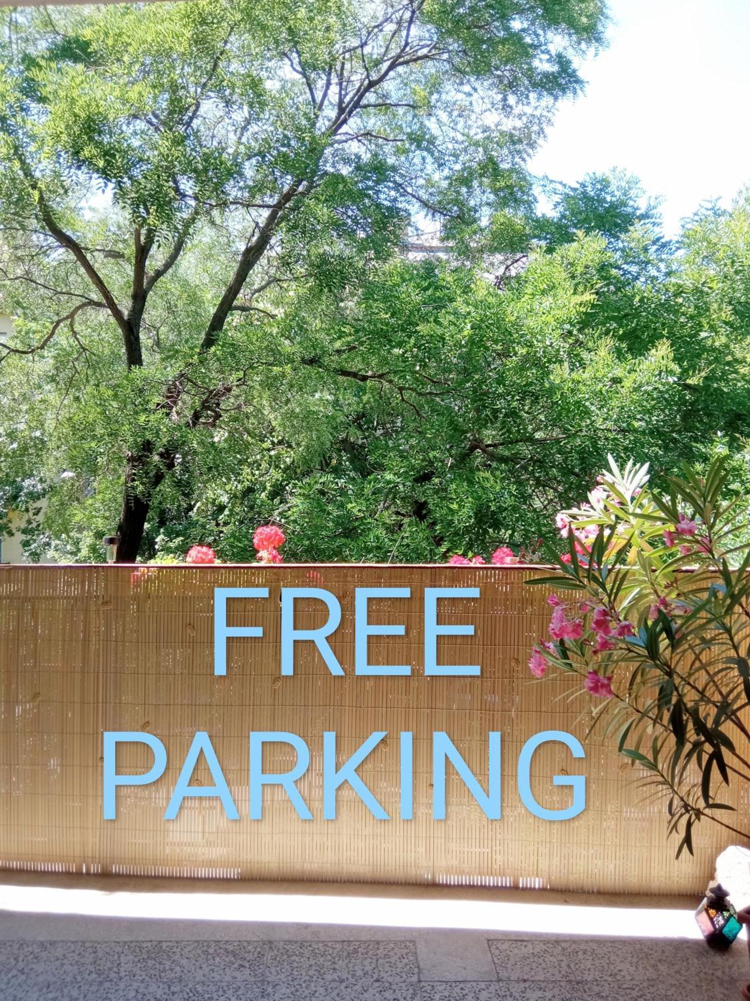 Free Parking, Balcony, Near To City Park Boedapest Buitenkant foto